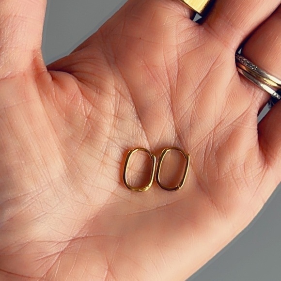 14K Gold Vermeil Oval Huggie Earrings - Picture 6 of 8
